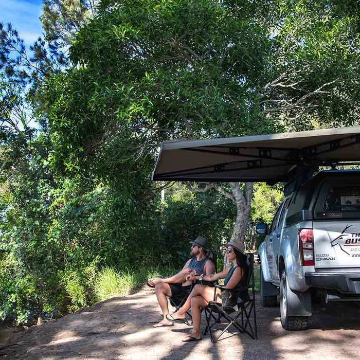 Pick-up con tendalino a 270 gradi aperto in riva a un lago