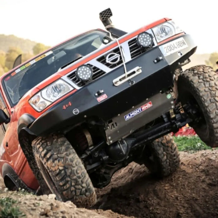 Nissan Patrol preparato che affronta un passaggio fuoristrada su terreno accidentato
