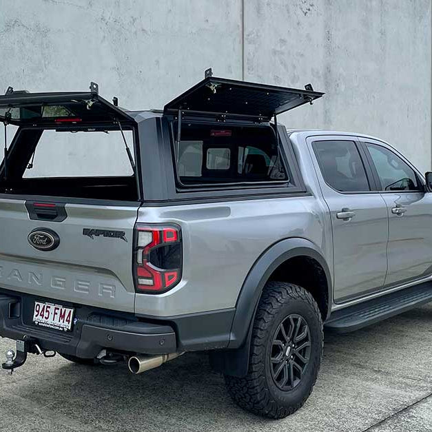 Ford Ranger con hard top RSI SmartCap EVOa e portelli laterali aperti
