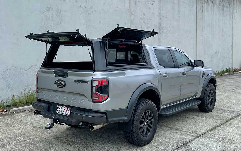 Ford Ranger con hard top RSI SmartCap EVOa e portelli laterali aperti