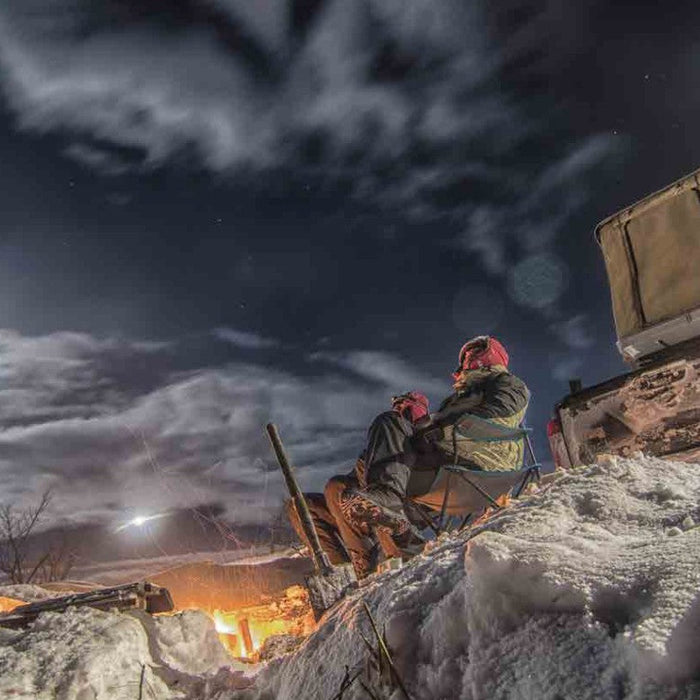 Fuoristrada con tende da tetto Autohome aperte di notte in un paesaggio innevato