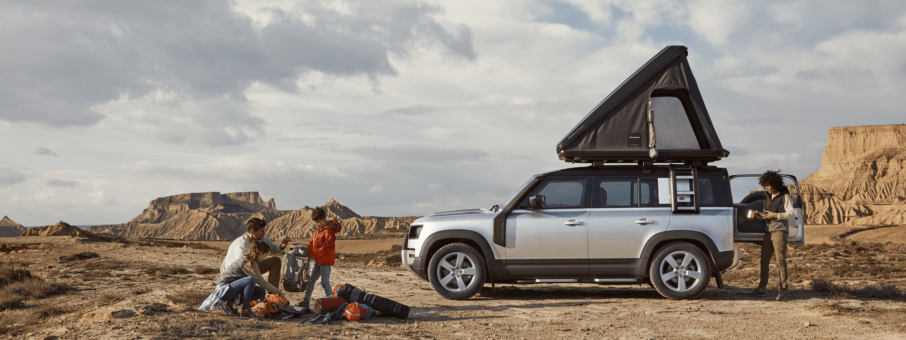 Fuoristrada con tenda da tetto Autohome Maggiolina aperta e campo
