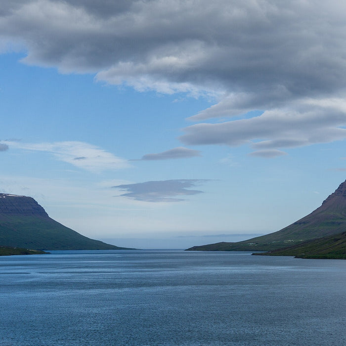 Baia di Seyðisfjörður tra mare e montagne nell'Islanda orientale