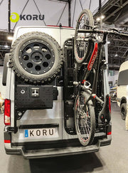 Baule per veicoli commerciali piccolo installato su veicolo Koru con ruota di scorta e bicicletta montata.