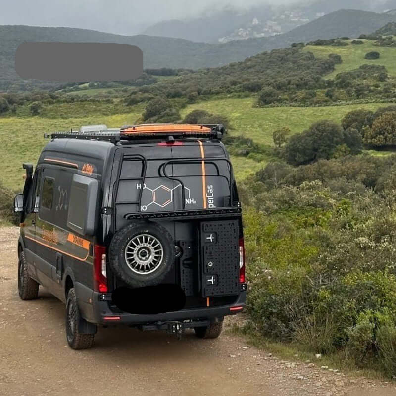 Supporto posteriore lamiera forata Mercedes su furgone in un paesaggio verde.