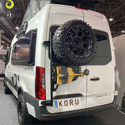 Supporto ruota posteriore Mercedes Sprinter con accessori montato su furgone, visto da dietro.