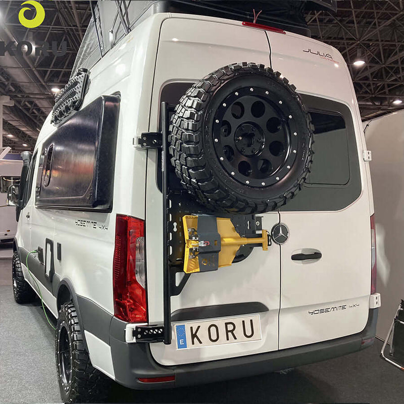 Supporto ruota posteriore Mercedes Sprinter con accessori montato su furgone, visto da dietro.
