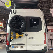 Supporto ruota posteriore Mercedes Sprinter con accessori Koru Soluzioni, montato su furgone, diametro 42 mm.