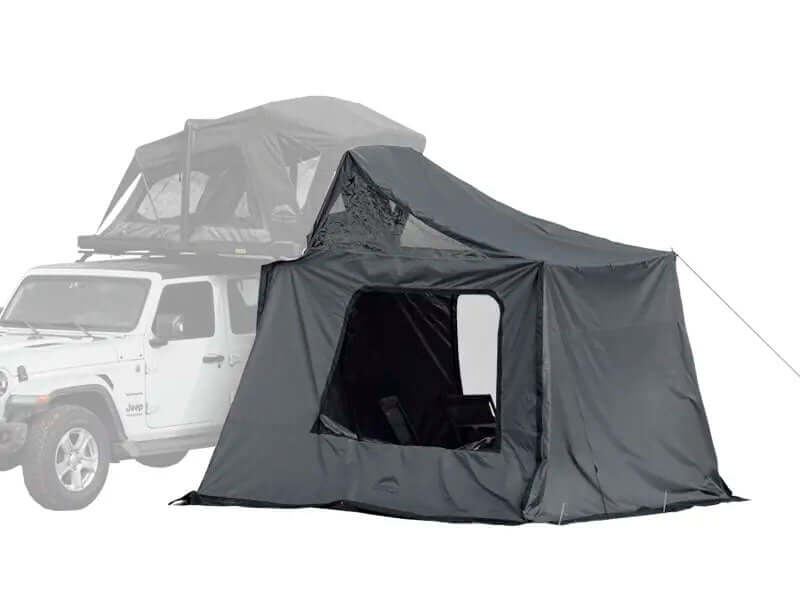 annesso tende Wild Land Caramina 130 montato su un veicolo con tenda da tetto, offre spazio extra e privacy.