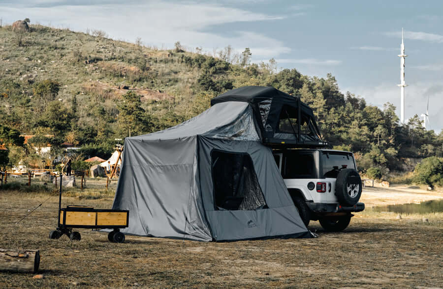 Jeep con tenda da tetto Wild Land e annesso chiuso montato sotto