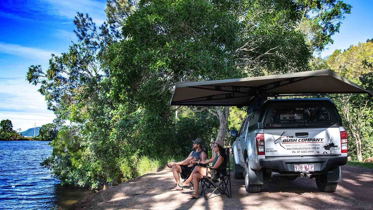 Pick-up con tendalino a 270 gradi aperto in riva a un lago