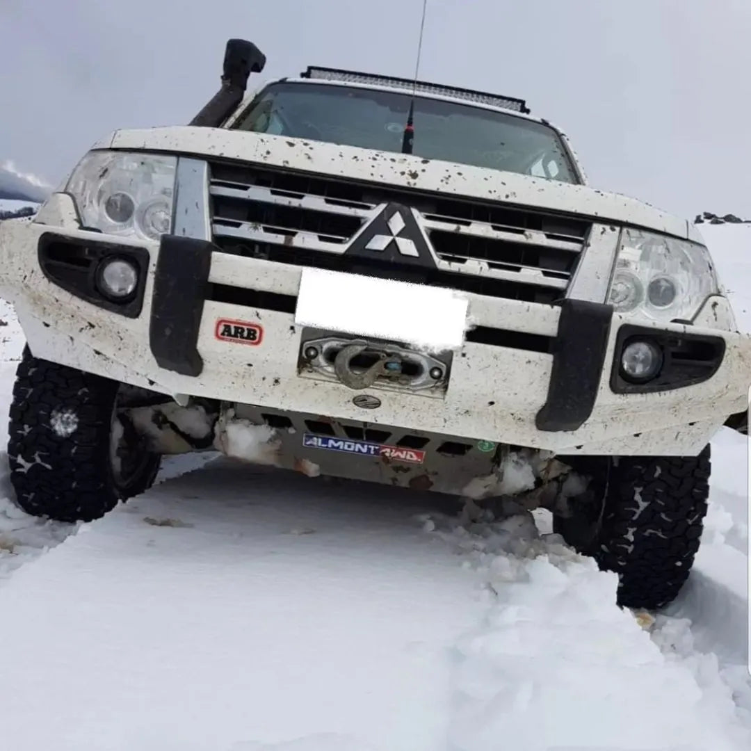 Mitsubishi Pajero preparato che avanza sulla neve