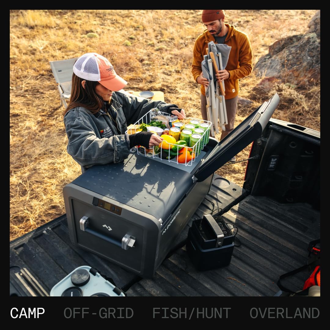 Frigorifero Dometic CFX5 aperto nel cassone di un pick-up con frutta e verdura nel cestello