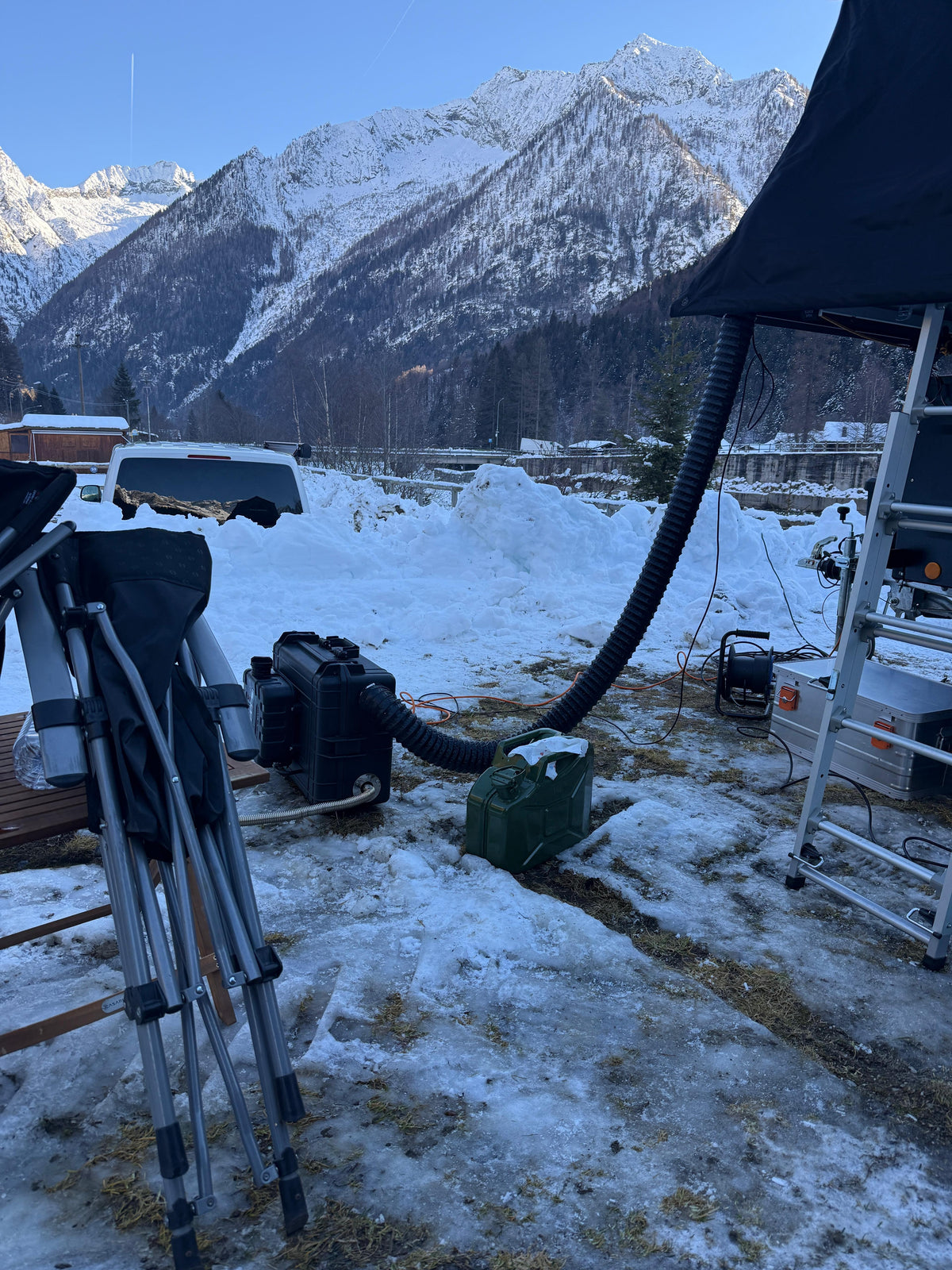Riscaldatore ARGOING OverlandHeat sulla neve con il tubo dell’aria calda collegato alla tenda