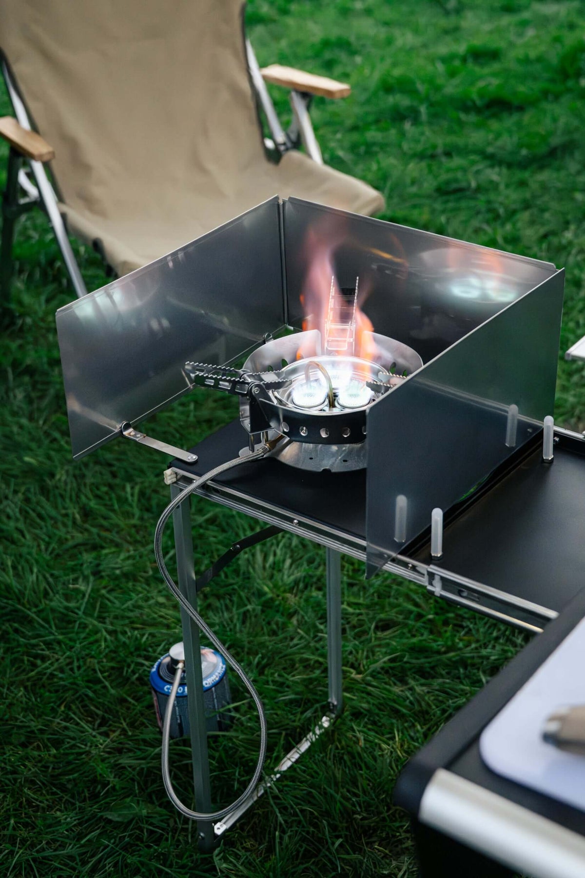 Fornello a gas di una cucina da campo con paravento pieghevole