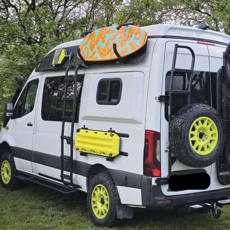 scala laterale lunga guida in alluminio installata su un furgone con attrezzature da surf