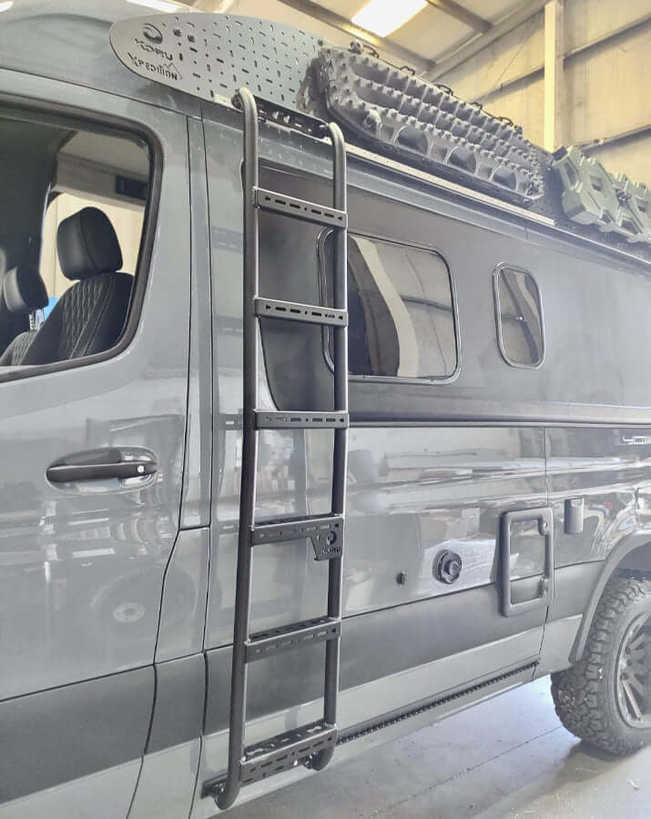 Scala laterale lunga guida in alluminio installata su veicolo commerciale.