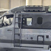 Scala laterale lunga guida in alluminio installata su veicolo commerciale Koru Soluciones.