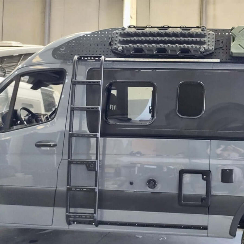 Scala laterale lunga guida in alluminio installata su veicolo commerciale Koru Soluciones.