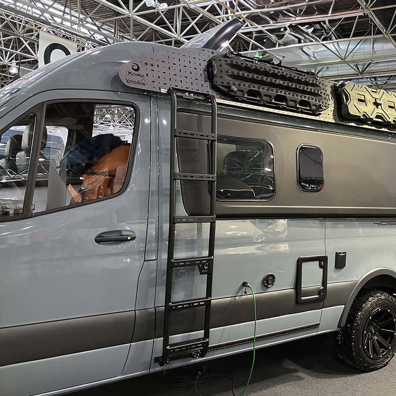 Scala laterale lunga guida in alluminio installata su un furgone commerciale.