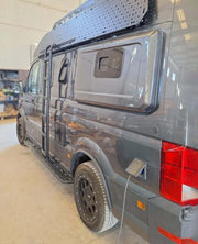 Scala laterale lunga guida in alluminio installata su veicolo commerciale.