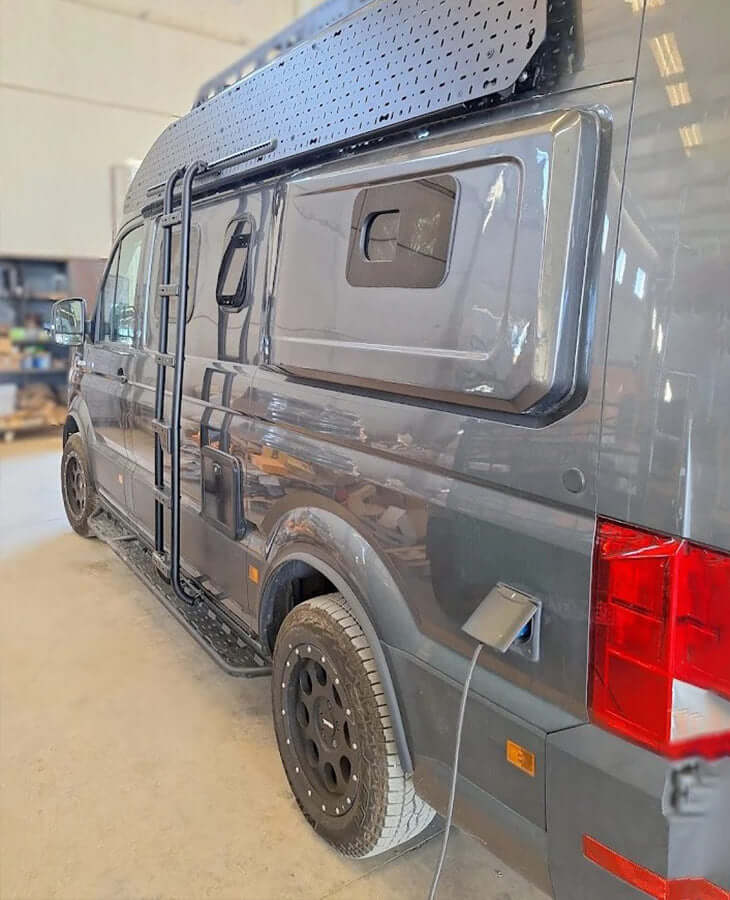 Scala laterale lunga guida in alluminio installata su veicolo commerciale.