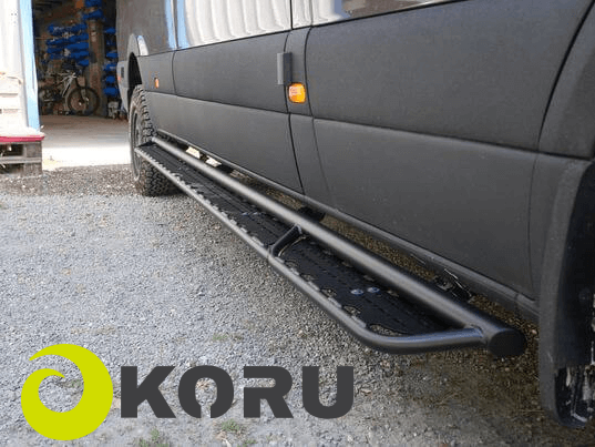 Kit pedane laterali L4 L5 installato su un furgone Koru, progettato per migliorare l'accessibilità.