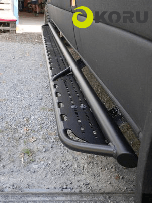 Kit pedane laterali L4 L5 installato su veicolo commerciale, per migliorare l'accessibilità.