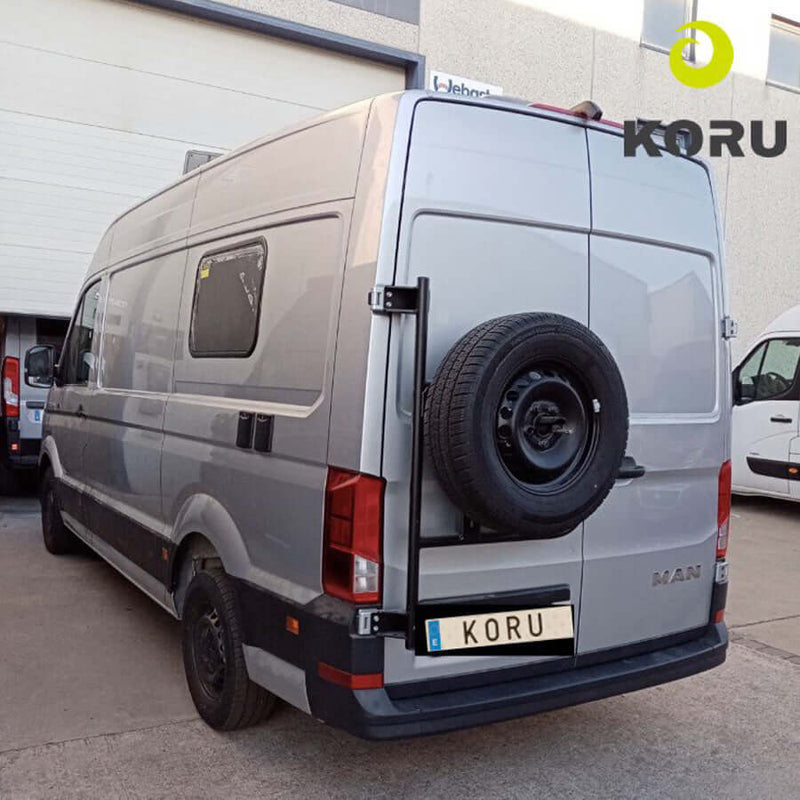 Supporto ruota posteriore Koru senza scaletta montato su furgone MAN TGE, vista posteriore.