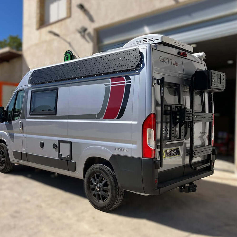 Lamina superiore porta oggetti Koru installata su veicolo commerciale, retro del furgone con dettagli visibili.