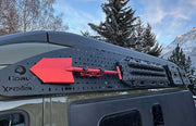 lamina superiore porta oggetti Koru installata su veicolo, compatibile con MAN TGE e Mercedes-Benz Sprinter.