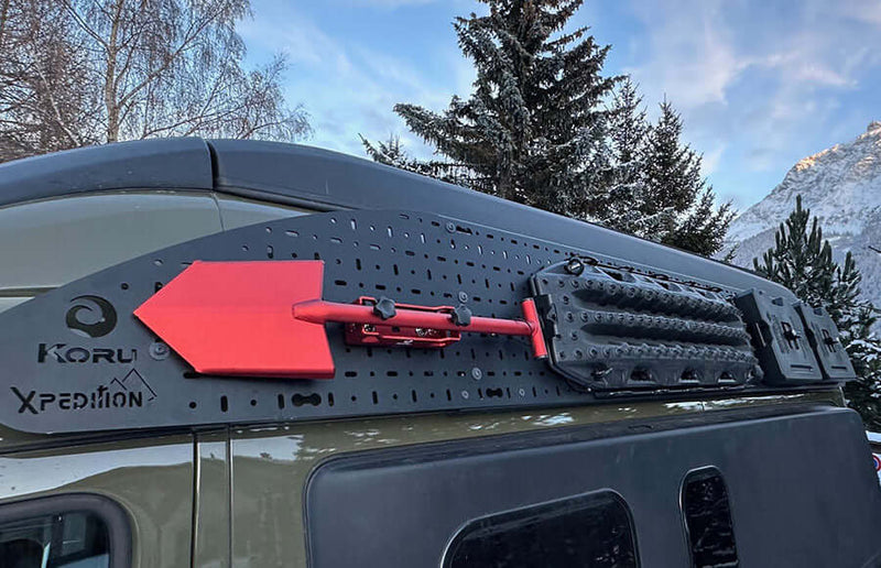 lamina superiore porta oggetti Koru installata su veicolo, compatibile con MAN TGE e Mercedes-Benz Sprinter.