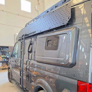 lamina superiore porta oggetti Koru installata su veicolo in officina