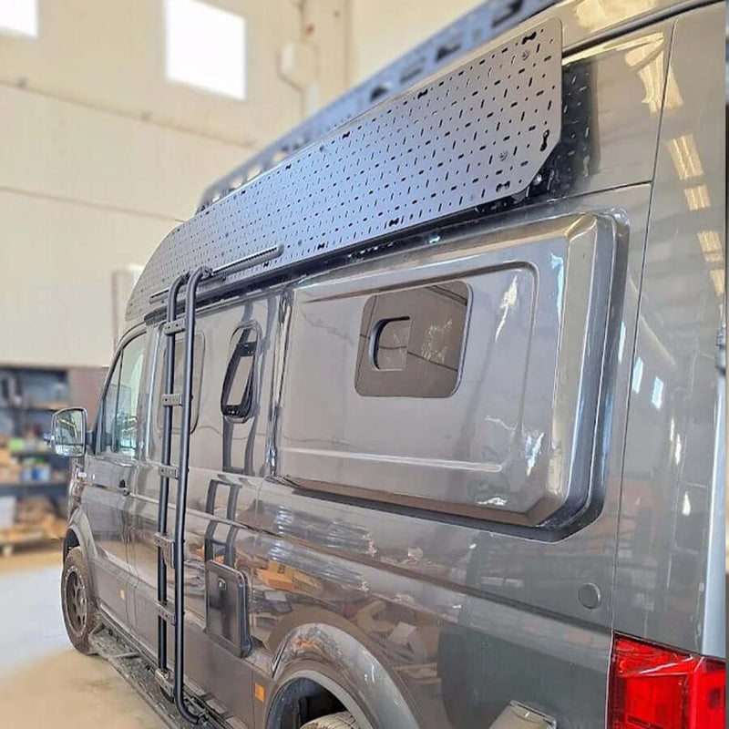 lamina superiore porta oggetti Koru installata su veicolo in officina