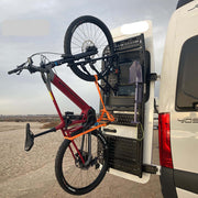 Supporto bicicletta basculante verticale con bicicletta montata su un furgone, facile da usare e sicuro.