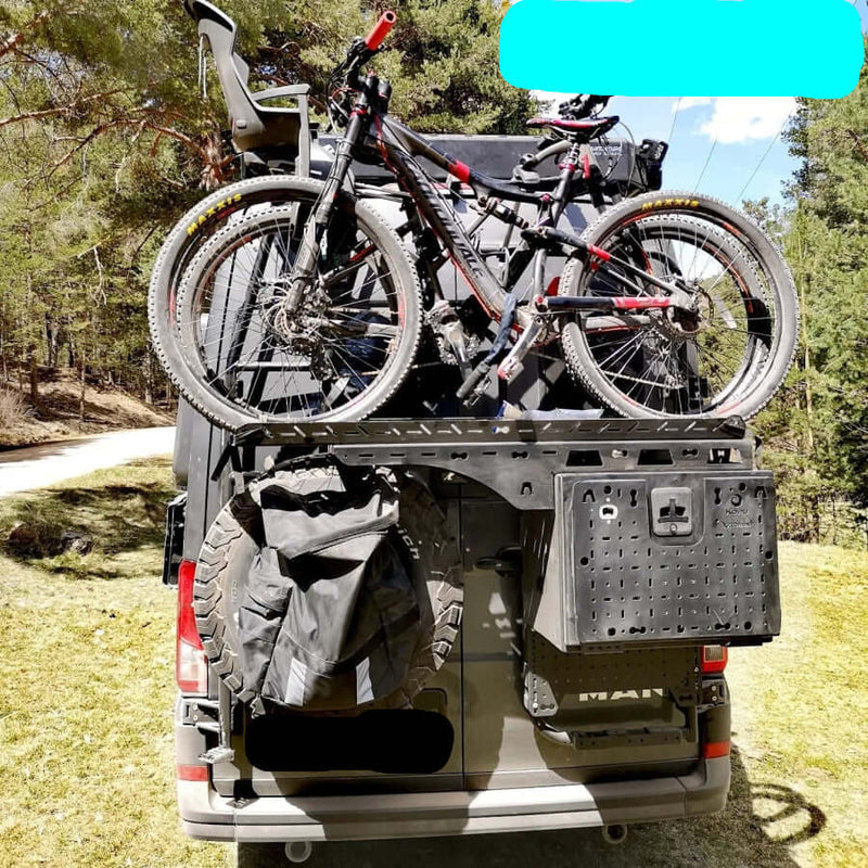 supporto fisso biciclette baule con due bici su un furgone in un paesaggio naturale