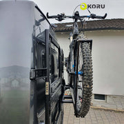 Supporto porta oggetti 40cm montato su veicolo con bicicletta Koru Soluciones in vista.