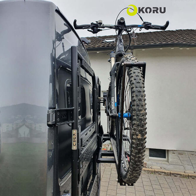 Supporto porta oggetti 40cm montato su veicolo con bicicletta Koru Soluciones in vista.