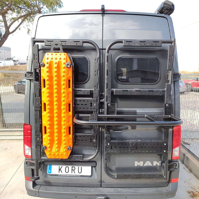 Supporto porta oggetti 40cm Koru Soluciones montato su veicolo MAN con accessori in evidenza.