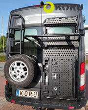Supporto porta oggetti 40cm montato su veicolo Koru, con ruota di scorta e accessori.