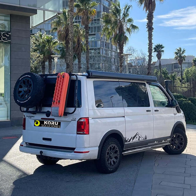 Supporto ruota Volkswagen T6 montato su furgone Koru Soluciones con accessori per portellone.
