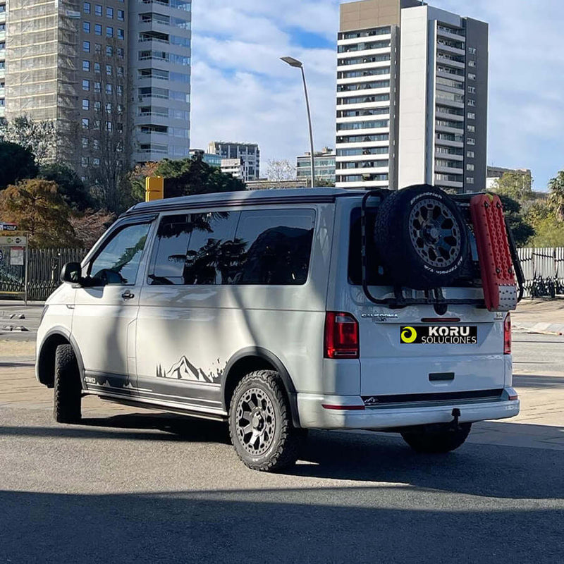 Supporto ruota Volkswagen T6 installato su furgone Koru Soluciones, con vista laterale in ambiente urbano.