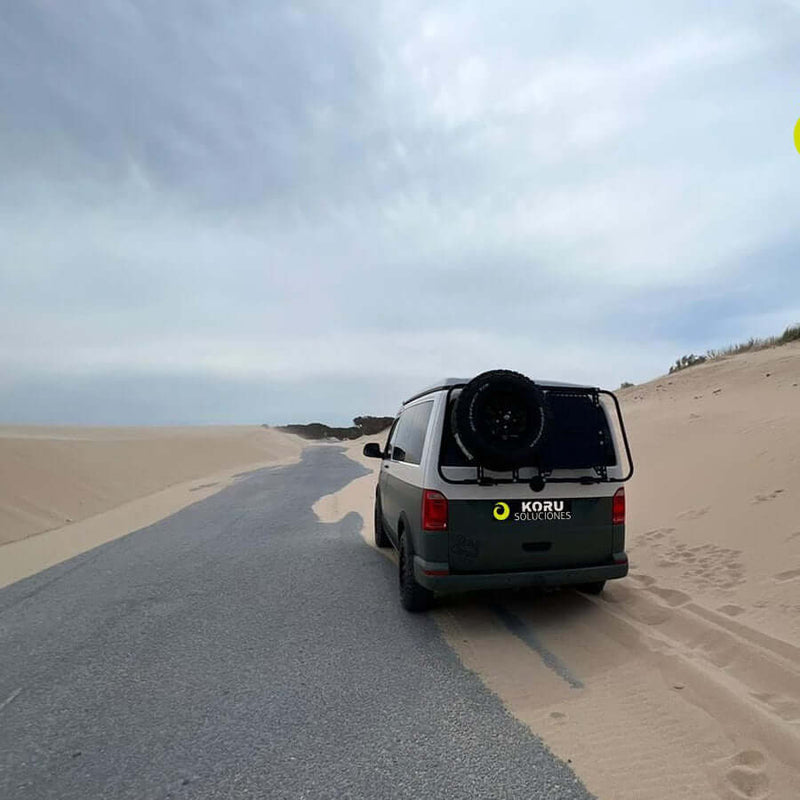 supporto ruota Volkswagen T6 montato su un veicolo Koru Soluciones in un paesaggio desertico