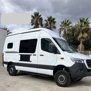 Furgone con tavolo laterale porta passeggero installato, ideale per camper e veicoli commerciali.