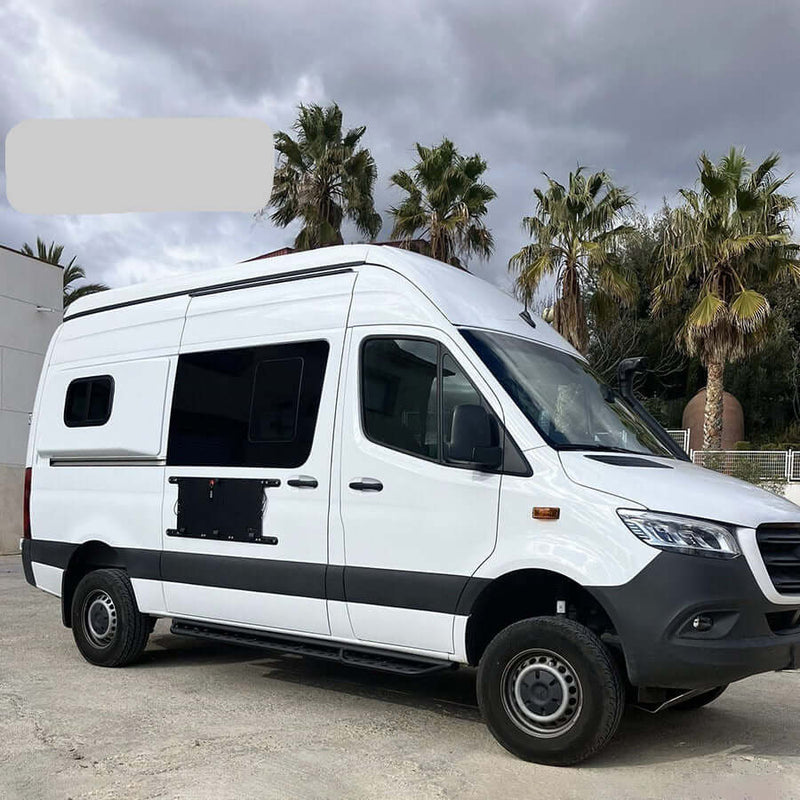 Furgone con tavolo laterale porta passeggero installato, ideale per camper e veicoli commerciali.