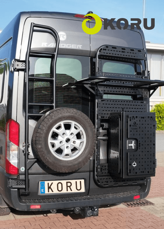 Baule da carico veicoli commerciali Koru installato su veicolo, design robusto e funzionale.