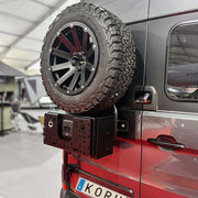 Baule per veicoli commerciali piccolo montato su veicolo, con ruota di scorta e attrezzatura aggiuntiva.