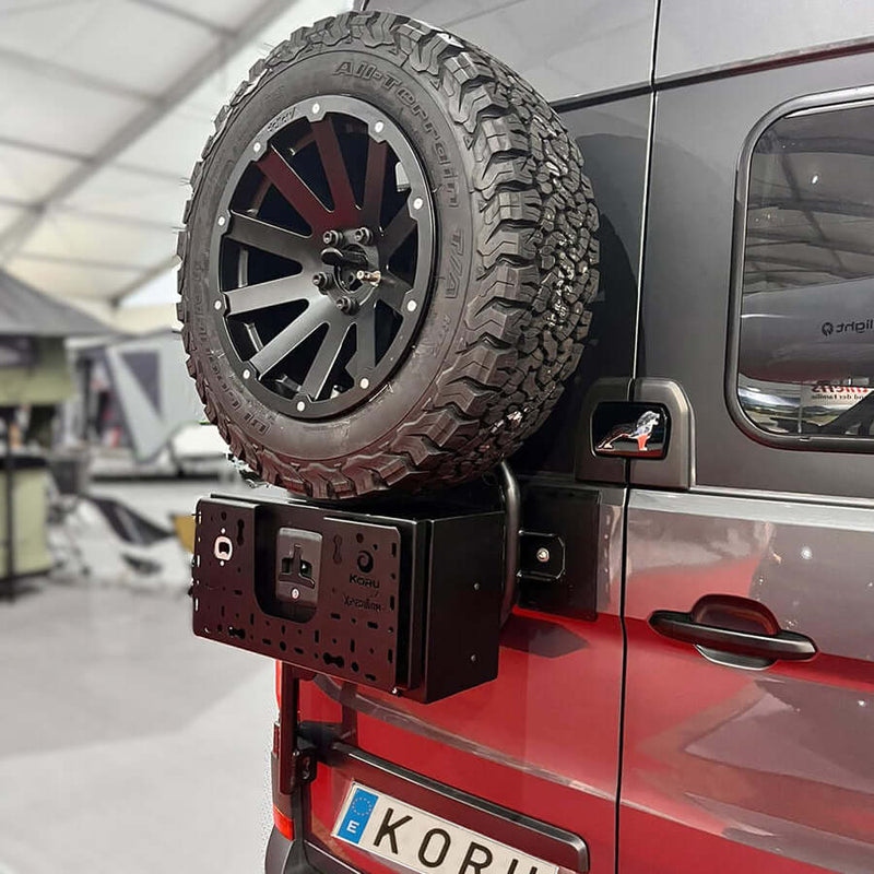 Baule per veicoli commerciali piccolo montato su veicolo, con ruota di scorta e attrezzatura aggiuntiva.