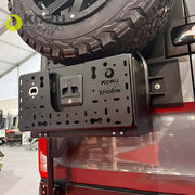 Baule per veicoli commerciali piccolo montato su retro di un veicolo con ruota di scorta.