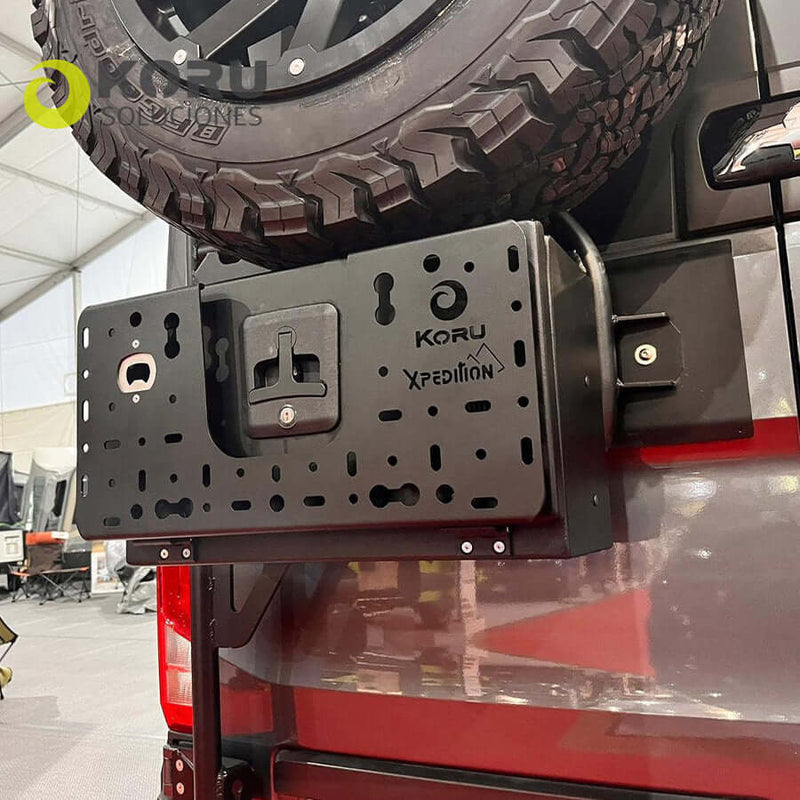 Baule per veicoli commerciali piccolo montato su retro di un veicolo con ruota di scorta.